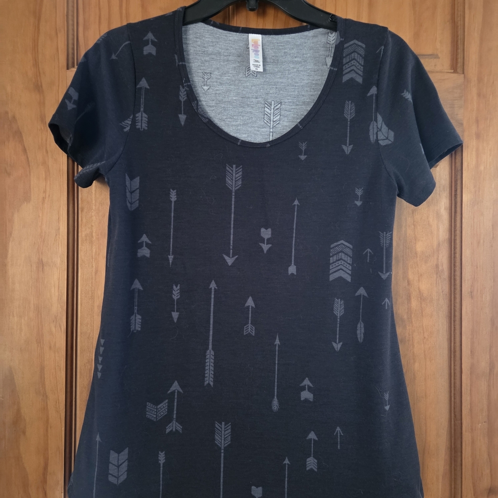 LuLaRoe Navy Arrow Print Short Sleeve Top